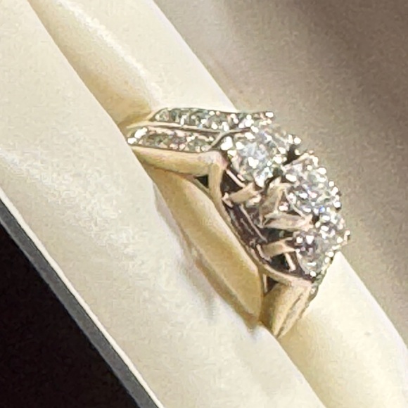 Elegant Diamond Wedding Set - Picture 14 of 16